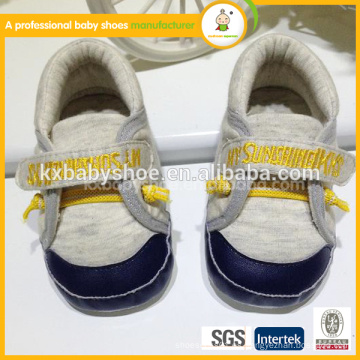 2015 zapatos de cuero suaves del deporte del bebé de la venta al por mayor de la alta calidad caliente lindo lindo lindo mágico caliente del palillo